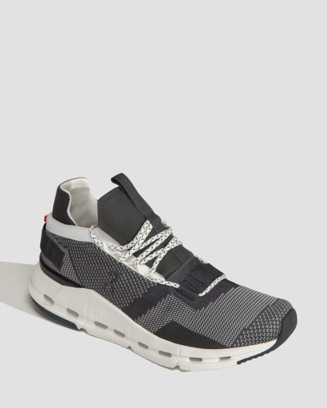 080 2699677 blackwhite 02