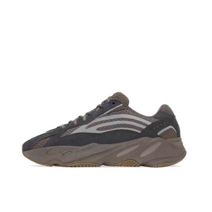 WhatsApp Image 2023-09-27 at 7.27.15 PM Yeezy Boost 700 - الصورة 1