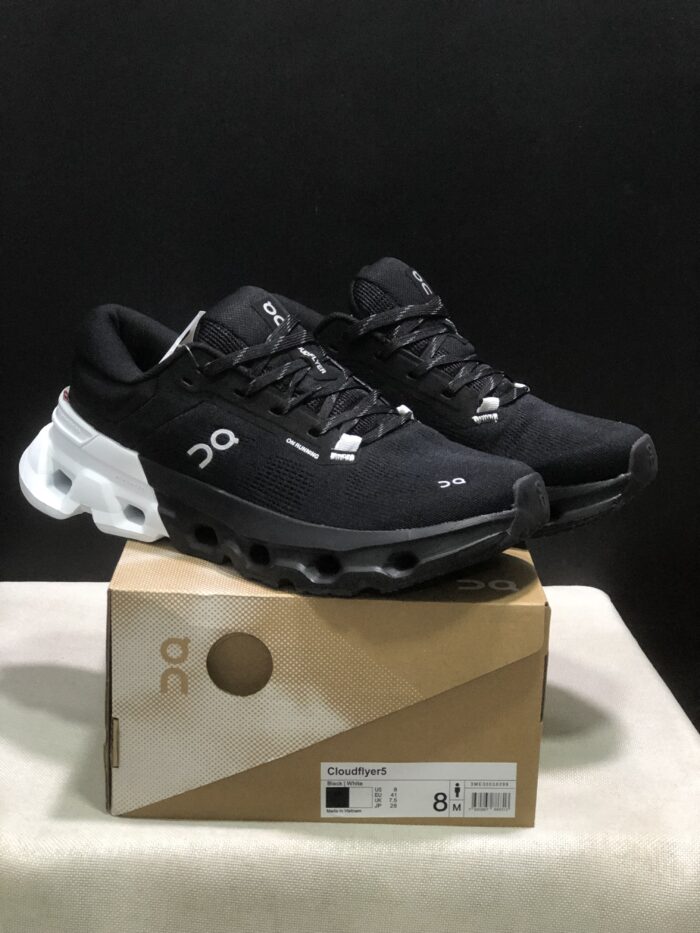 ⁦حذاء On Running اون رانينج اسود وابيض⁩ - الصورة ⁦3⁩