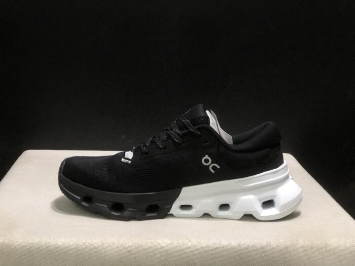 ⁦حذاء On Running اون رانينج اسود وابيض⁩ - الصورة ⁦5⁩