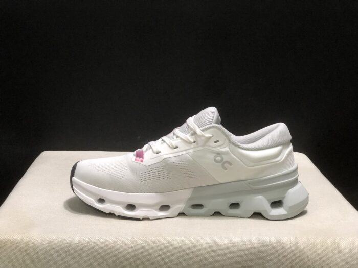 ⁦حذاء On Running اون رانينج ابيض وردي⁩ - الصورة ⁦3⁩