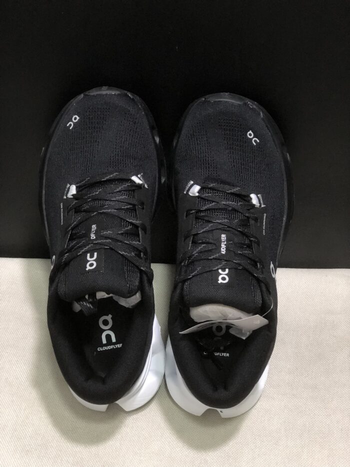 ⁦حذاء On Running اون رانينج اسود وابيض⁩ - الصورة ⁦2⁩