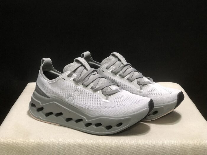 ⁦حذاء On Running اون رانينج فضي⁩ - الصورة ⁦2⁩