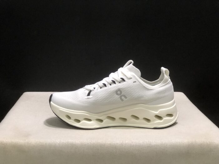 ⁦حذاء On Running اون رانينج ابيض⁩ - الصورة ⁦7⁩