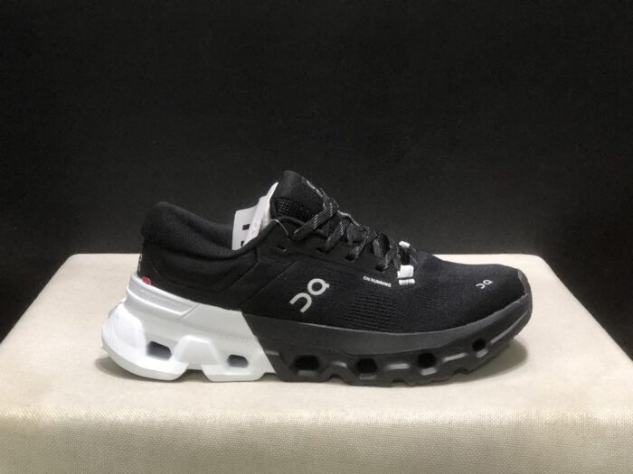 ⁦حذاء On Running اون رانينج اسود وابيض⁩ - الصورة ⁦4⁩