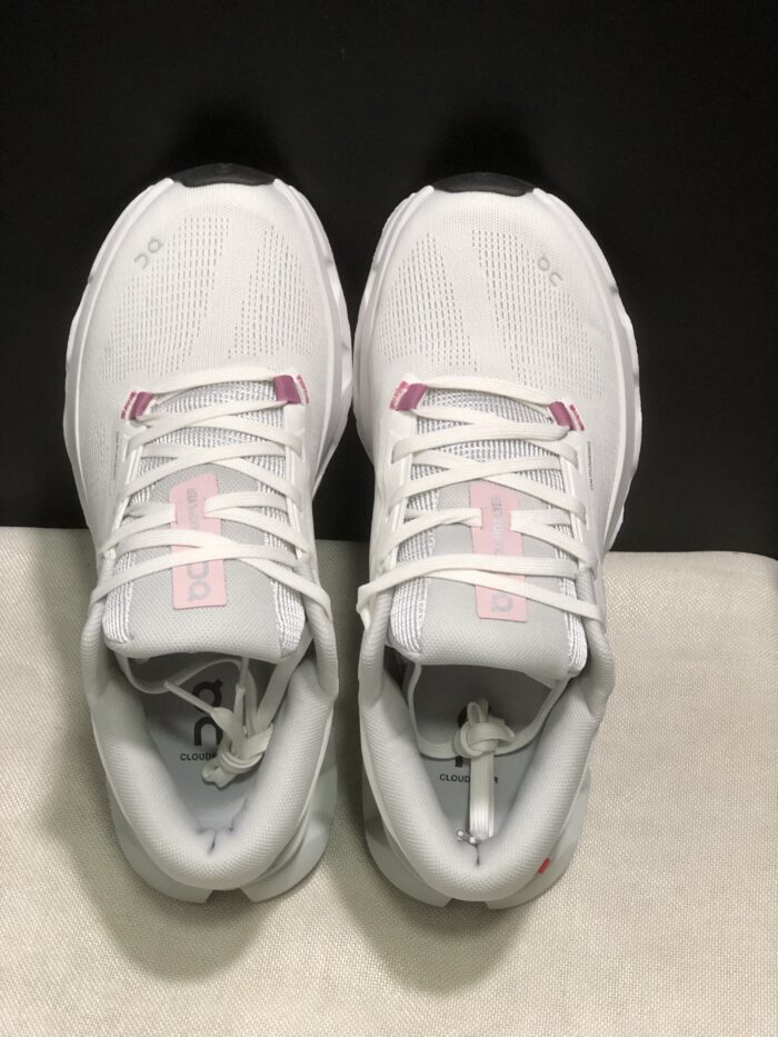 ⁦حذاء On Running اون رانينج ابيض وردي⁩ - الصورة ⁦5⁩