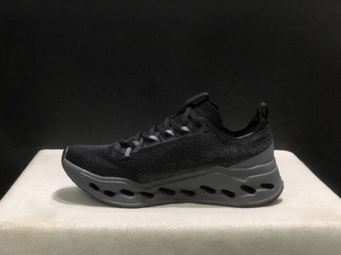 ⁦حذاء On Running اون رانينج اسود⁩ - الصورة ⁦7⁩