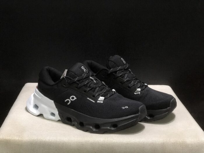 ⁦حذاء On Running اون رانينج اسود وابيض⁩ - الصورة ⁦6⁩