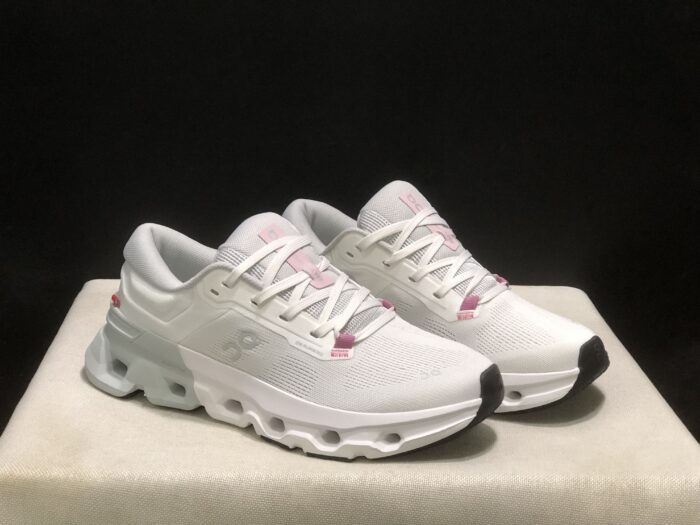 ⁦حذاء On Running اون رانينج ابيض وردي⁩ - الصورة ⁦6⁩