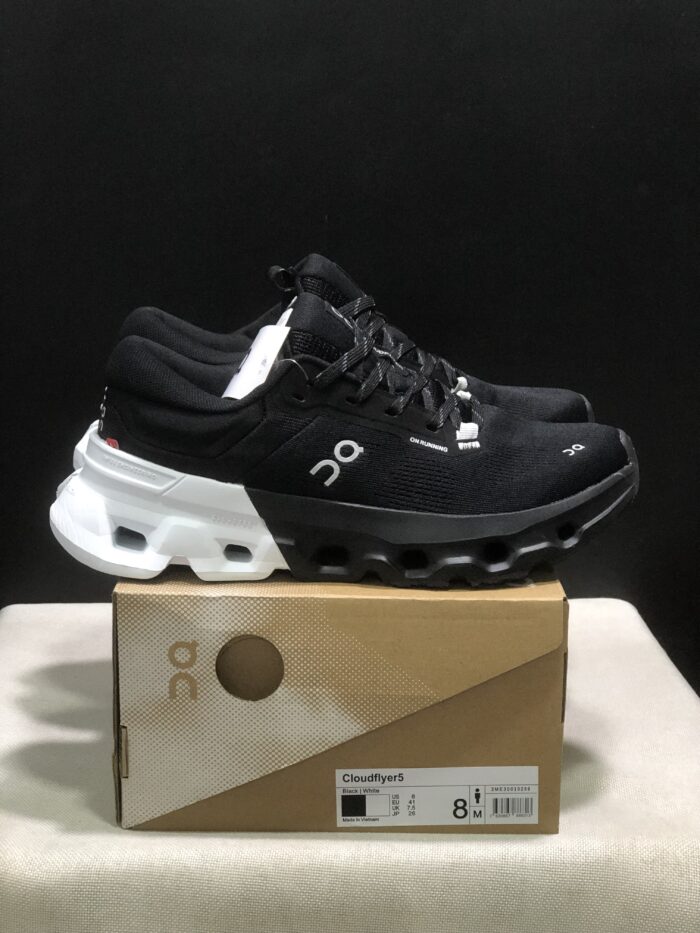 ⁦حذاء On Running اون رانينج اسود وابيض⁩ - الصورة ⁦7⁩