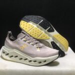 حذاء On Running اون رانينج بنفسجي